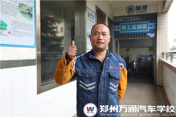 新生說：“學(xué)習(xí)焊接，技能與證書一舉兩得！”